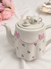 画像をギャラリービューアに読み込む, 【プライス&amp;ケンジントン】ティーセットが乗ったティーポット
