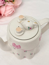 画像をギャラリービューアに読み込む, 【プライス&amp;ケンジントン】ティーセットが乗ったティーポット
