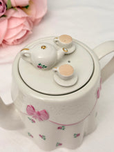 画像をギャラリービューアに読み込む, 【プライス&amp;ケンジントン】ティーセットが乗ったティーポット

