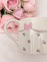 画像をギャラリービューアに読み込む, 【プライス&amp;ケンジントン】ティーセットが乗ったティーポット
