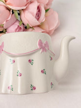 画像をギャラリービューアに読み込む, 【プライス&amp;ケンジントン】ティーセットが乗ったティーポット
