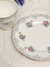 画像をギャラリービューアに読み込む, ハンドペイント【ソールスベリー】 2段アフタヌーンティースタンド / 3点セット(カップ1個、ソーサー1枚、小皿1枚)
