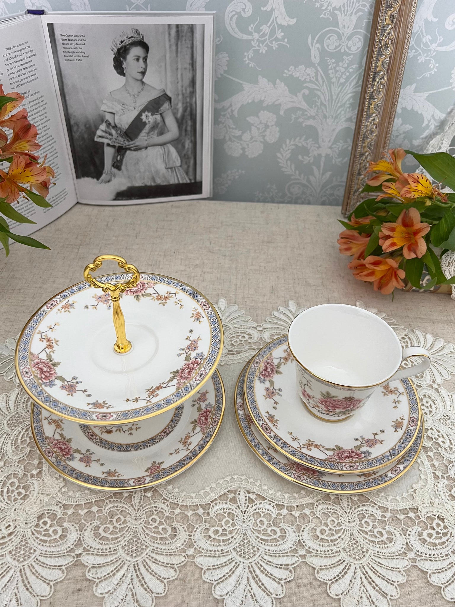 エリザベス女王とパディントンお茶会のスケッチで使用されたロイヤル ...